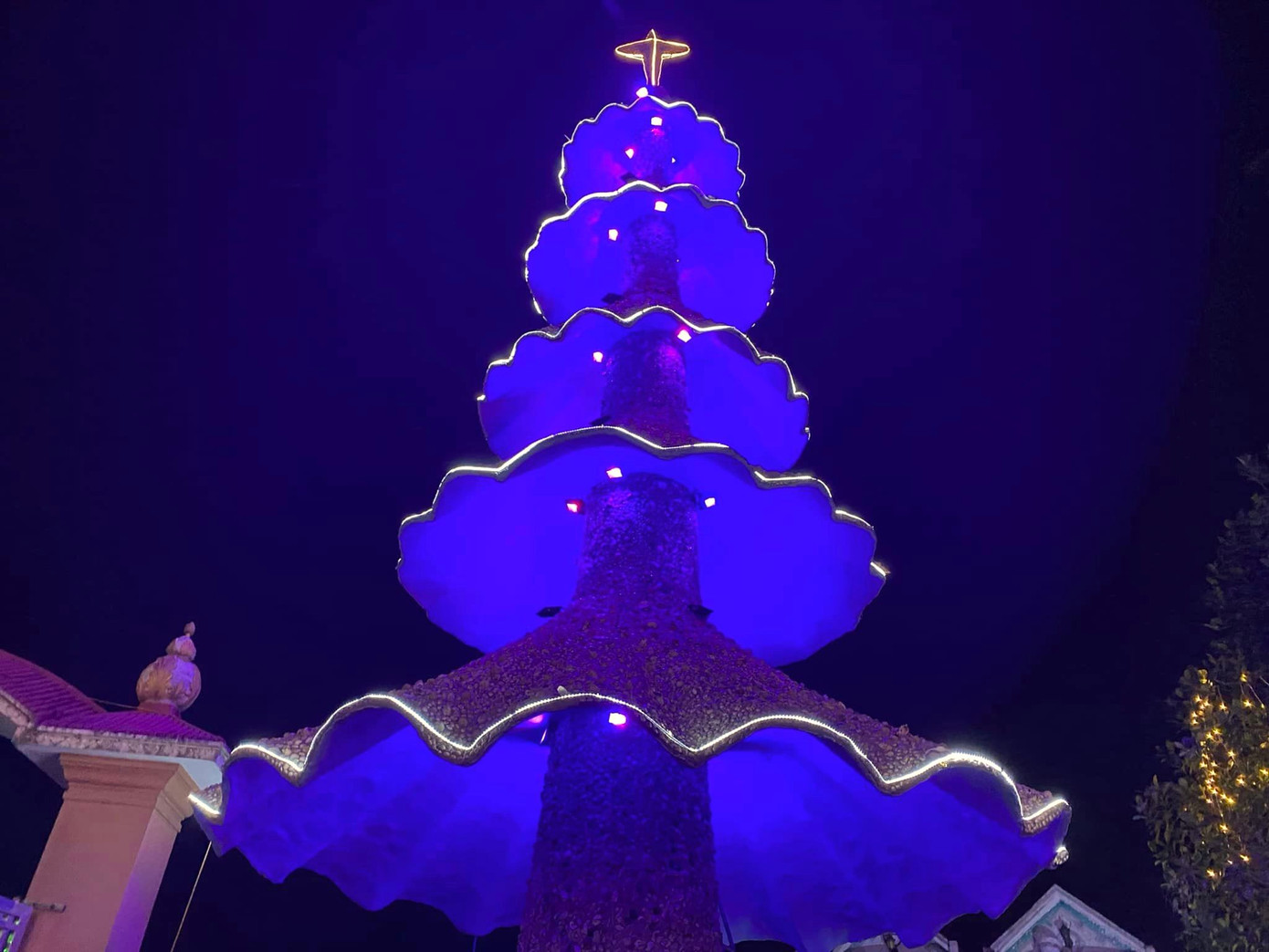 Cây thông có 5 tán tượng trưng cho ngũ phúc. Trên cùng, cây thông có một ngôi sao chỉ đường có ý nghĩa như ngôi sao trong kinh thánh. Cây thông có 5 tán tượng trưng cho ngũ phúc. Trên cùng, cây thông có một ngôi sao chỉ đường có ý nghĩa như ngôi sao trong kinh thánh.