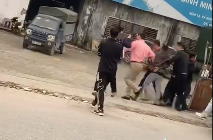 Cơ quan công an bắt nghi can gây ra vụ cướp vào chiều 3/2 trên quốc lộ 1A. Cơ quan công an bắt nghi can gây ra vụ cướp vào chiều 3/2 trên quốc lộ 1A.