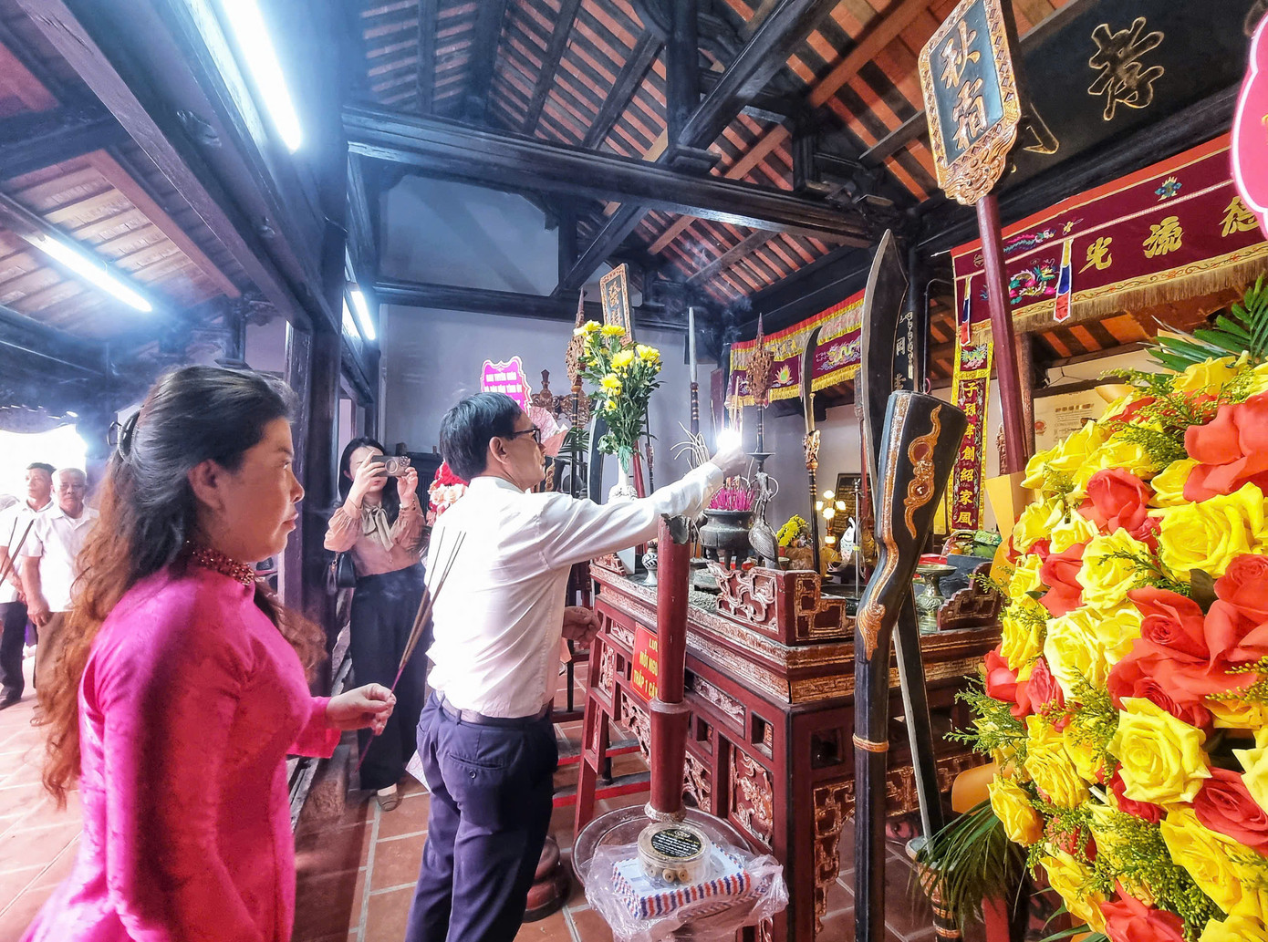 Ông Võ Văn Dũng - Phó trưởng ban Tuyên giáo và Dân vận tỉnh Nghệ An - thắp hương tưởng nhớ công lao của cụ Nguyễn Xuân Ôn và các bậc tiền nhân trong phong trào khởi nghĩa Cần Vương. Ông Võ Văn Dũng - Phó trưởng ban Tuyên giáo và Dân vận tỉnh Nghệ An - thắp hương tưởng nhớ công lao của cụ Nguyễn Xuân Ôn và các bậc tiền nhân trong phong trào khởi nghĩa Cần Vương.