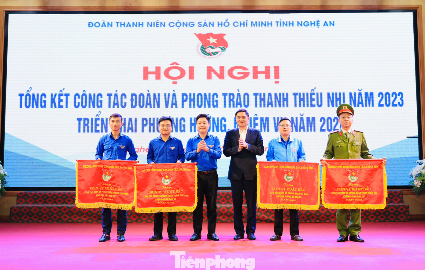 Trao Cờ thi đua đơn vị xuất sắc của T.Ư Đoàn cho các tập thể.