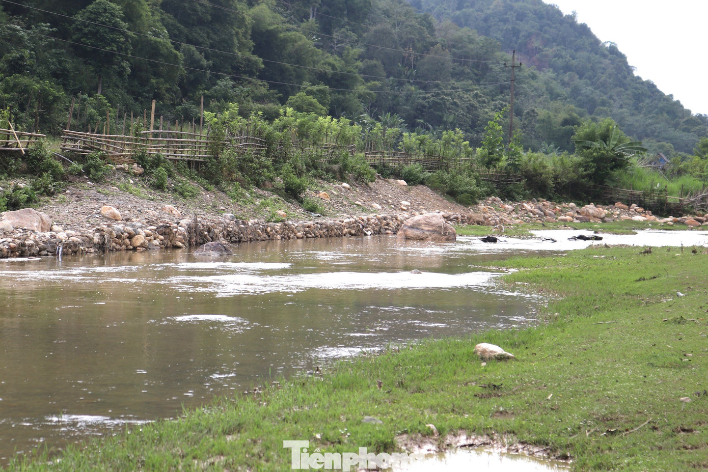 Khe Chà Hạ chảy qua địa bàn xã Yên Tĩnh, Yên Na, Yên Hòa (Tương Dương) từng bị ô nhiễm nặng nề vì vấn nạn khai thác vàng. Khe Chà Hạ chảy qua địa bàn xã Yên Tĩnh, Yên Na, Yên Hòa (Tương Dương) từng bị ô nhiễm nặng nề vì vấn nạn khai thác vàng.