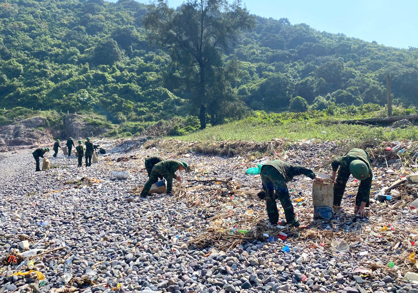 Theo đó, do ảnh hưởng của 2 đợt mưa bão vừa qua, bãi biển ở Đảo Ngư xuất hiện nhiều loại rác thải do sóng đánh dạt vào bờ.