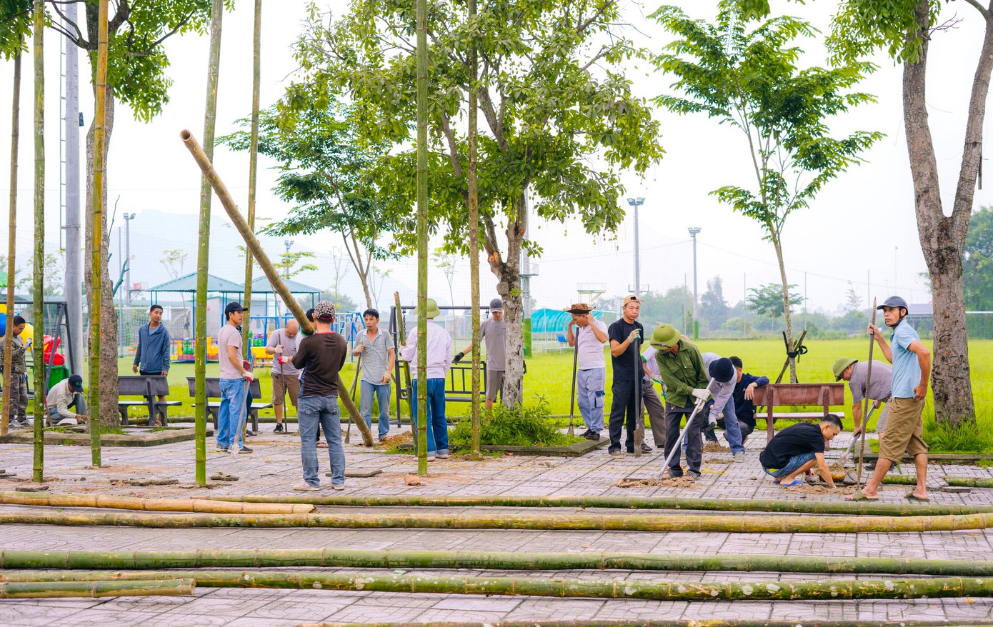 Bộ khung của hang đá được dựng lên từ 2.500 cây mét. Để khung chắc chắn, người dân sẽ đào gạch, chôn những cọc mét sâu xuống lòng đất rồi chằng néo với nhau. Bộ khung của hang đá được dựng lên từ 2.500 cây mét. Để khung chắc chắn, người dân sẽ đào gạch, chôn những cọc mét sâu xuống lòng đất rồi chằng néo với nhau.