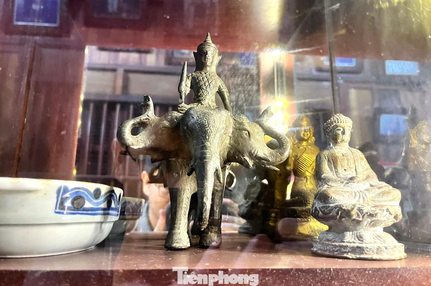 Ông Phúc cho hay, điều khó nhất khi sưu tầm những hiện vật này là đồ vật mang bản sắc tâm linh của người Thái. “Những đồ này rất khó tìm vì đa số đã mất hết rồi. Nhiều đồ đồng cũng bị người dân bán hết. Một số thì họ cũng giữ lại”, ông Phúc nói.