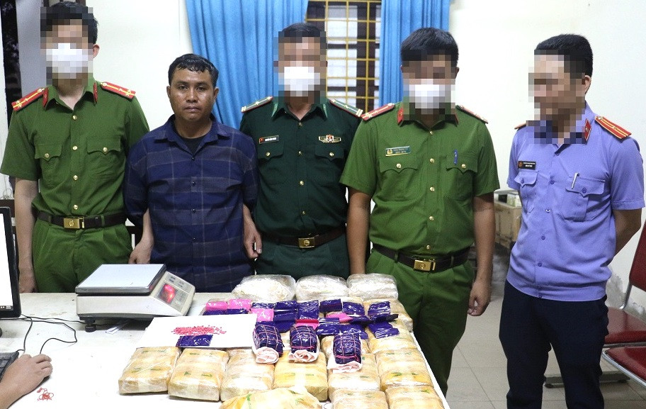 Đối tượng Xayyasone Xay tại cơ quan chức năng. Đối tượng Xayyasone Xay tại cơ quan chức năng.