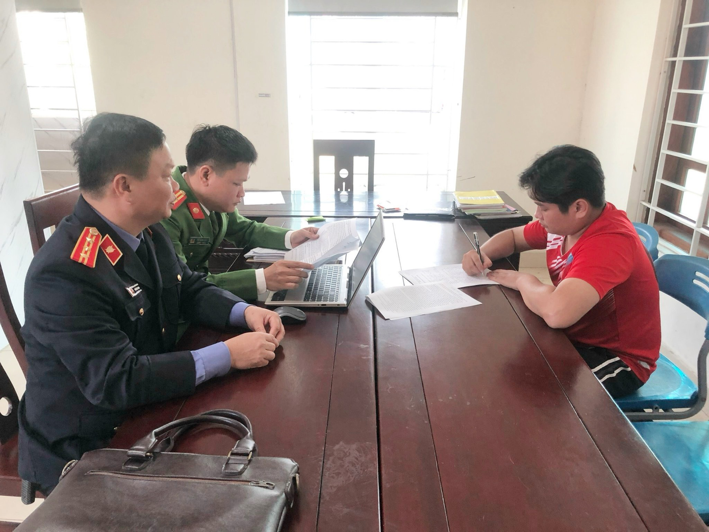 Cán bộ Viện Kiểm sát tỉnh Nghệ An phối hợp công an lấy lời khai của Nam. Cán bộ Viện Kiểm sát tỉnh Nghệ An phối hợp công an lấy lời khai của Nam.