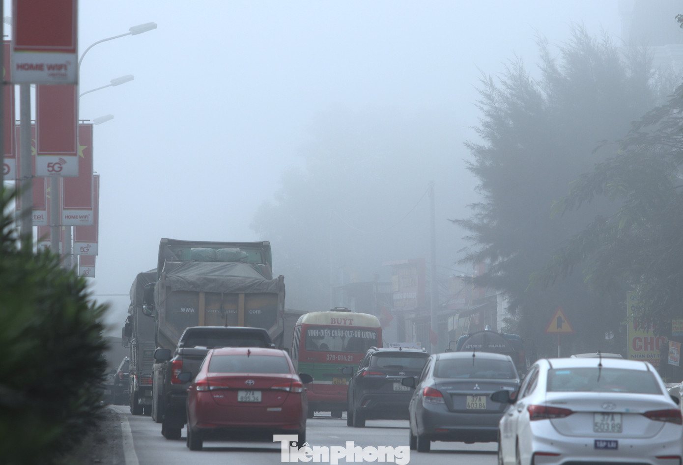 Ghi nhận của phóng viên, do sương mù dày, tầm nhìn hạn chế nên nhiều phương tiện đi trên quốc lộ 1A phải bật đèn, đi chậm lại để đảm bảo an toàn. Ghi nhận của phóng viên, do sương mù dày, tầm nhìn hạn chế nên nhiều phương tiện đi trên quốc lộ 1A phải bật đèn, đi chậm lại để đảm bảo an toàn.