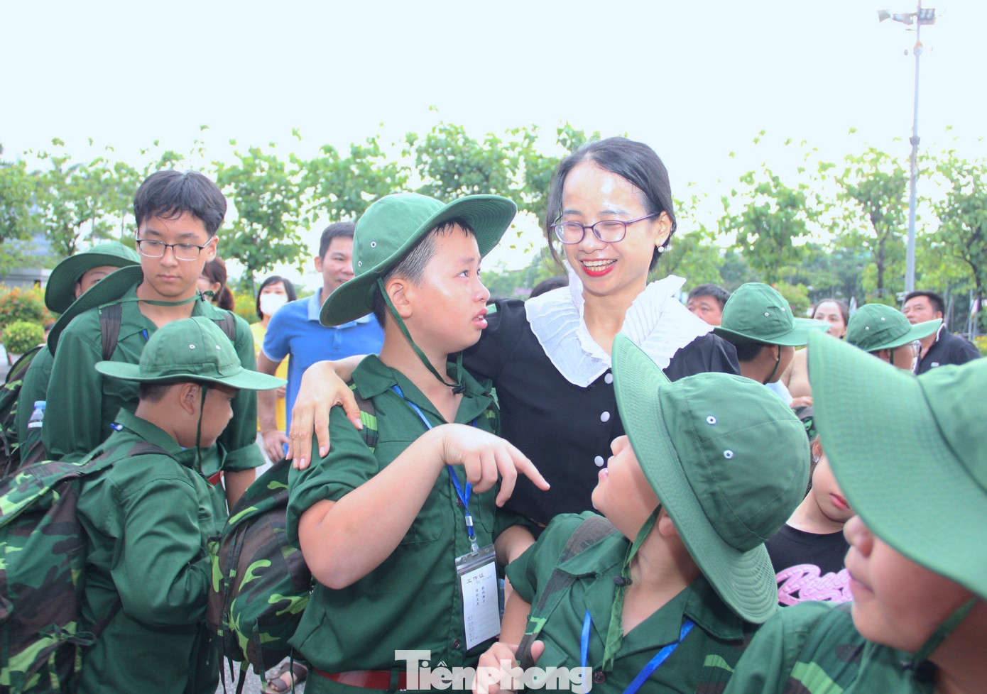 Cùng với đó, các em học viên trong học kỳ sẽ được trang bị kỹ năng sống, kỹ năng mềm, tinh thần xung kích tình nguyện cho thanh, thiếu niên. Rèn luyện tính tự lập của học viên thông qua các nội dung như: Sắp xếp nội vụ; tự giặt quần áo; tăng gia sản xuất và kiến thức cần thiết để tự chăm sóc bản thân, đồng đội. Các em còn được học kỹ năng ứng phó với các tình huống nguy hiểm, chăm sóc người bệnh; xây dựng tinh thần đoàn kết, kỹ năng làm việc trong tập thể; cách thích nghi và sinh tồn trong xã hội hiện đại.