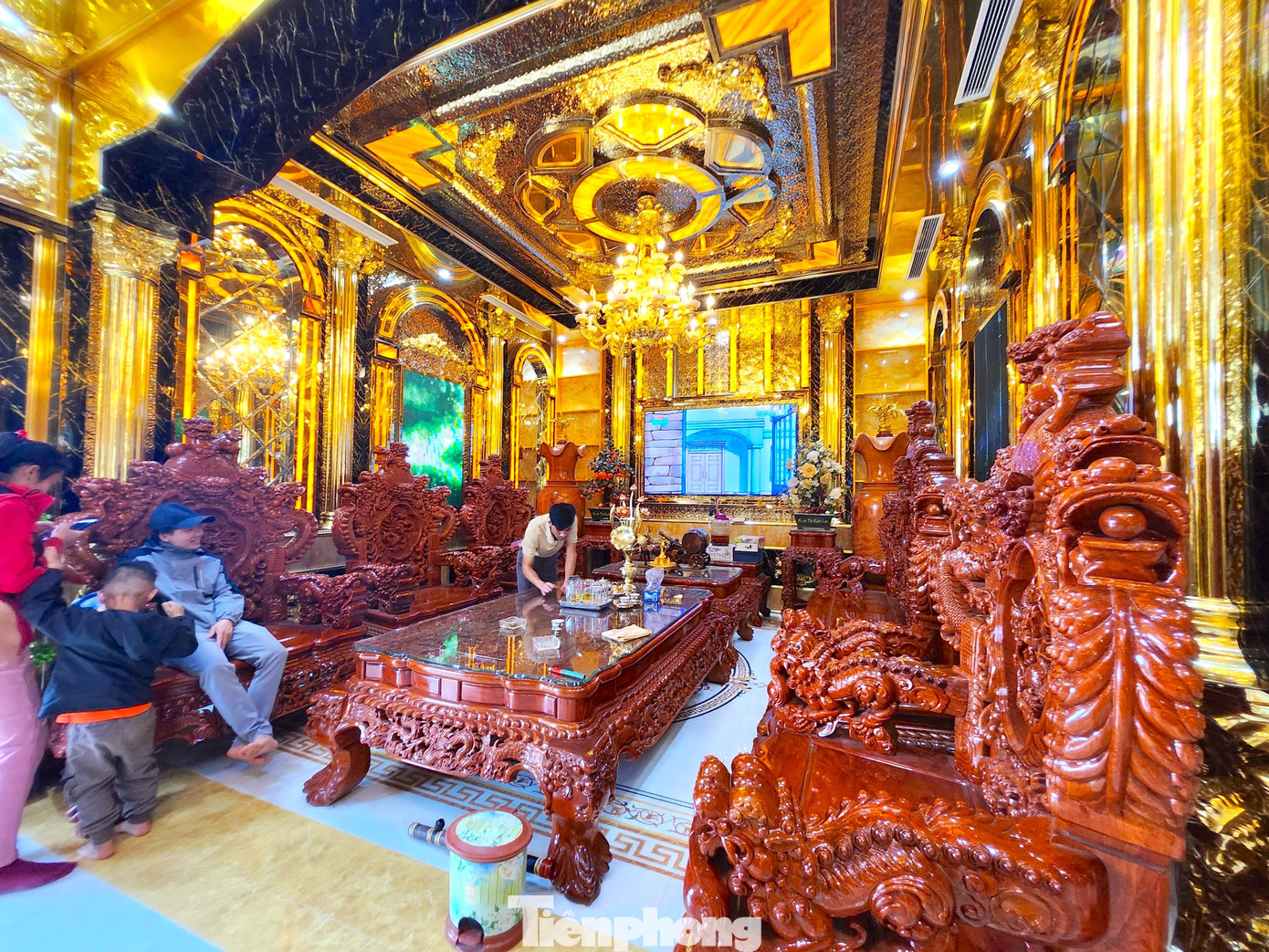 Bước vào cửa, chủ tòa lâu đài thiết kế không gian phòng khách với bộ bàn ghế bằng gỗ lớn ở phía bên trái. Đối diện phòng khách là khu vực hát karaoke với nội thất bắt mắt.