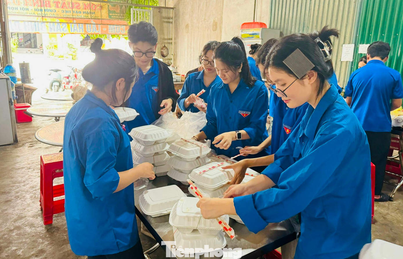 Trước đó vào đầu buổi sáng 5/6, các đoàn viên thanh niên huyện Tương Dương cũng đã mua bánh mỳ, sữa để phát cho các thí sinh trước khi vào phòng làm bài. Dự kiến trong tối 5/6, sáng và trưa 6/6, các đoàn viên Huyện Đoàn Tương Dương sẽ tiếp tục tổ chức nấu ăn để trao tặng đến thí sinh, người nhà trong suốt quá trình diễn ra kỳ thi tuyển sinh lớp 10.