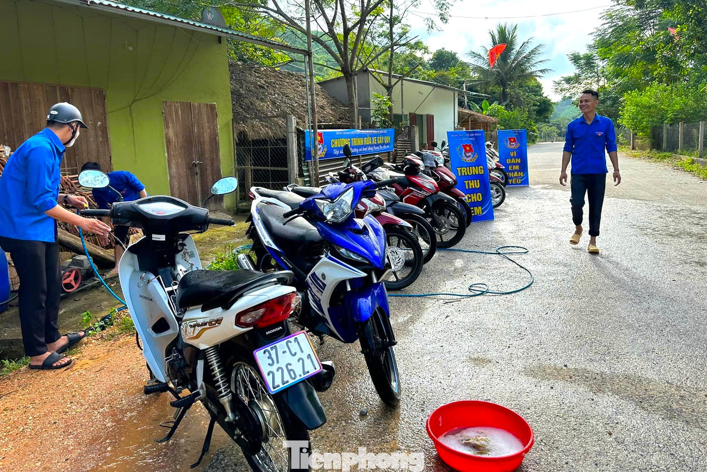 "Các đoàn viên không sợ nắng mưa, không sợ vất vả. Chỉ mong góp được nhiều tiền gây quỹ để tổ chức trung thu cho các em nhỏ", Bí thư Đoàn xã Đôn Phục nói và cho hay, xã miền núi nghèo nên các em còn nhiều thiệt thòi. Đoàn xã mong muốn sẽ góp một phần bé nhỏ tạo thêm niềm vui cho các em trong ngày Tết Trung thu.