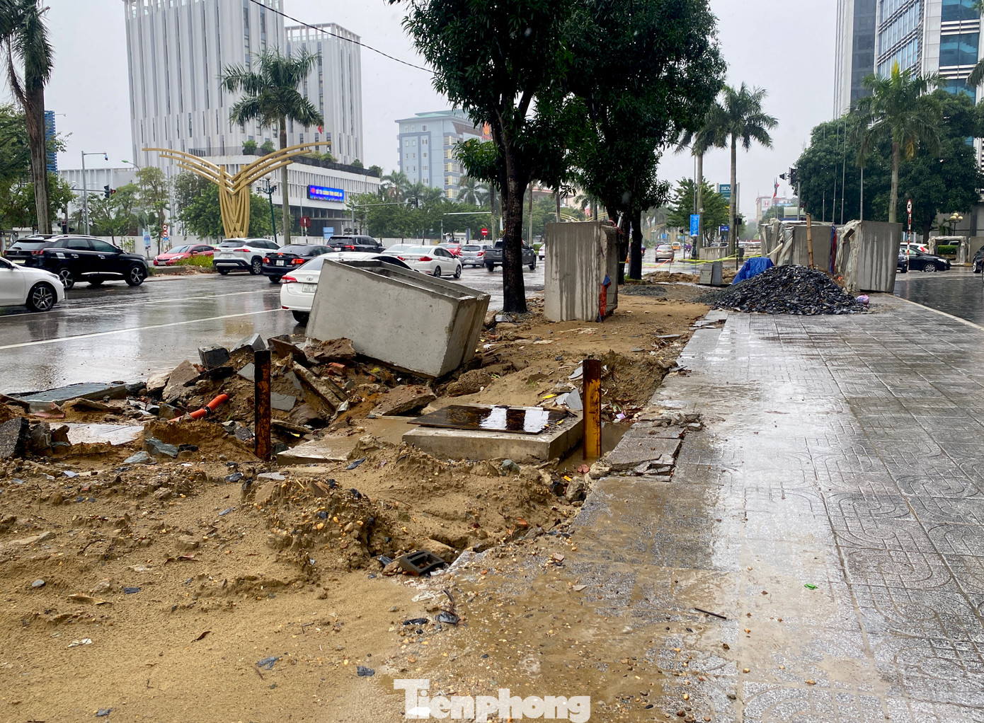 Công trình thi công trước chung cư Trung Đô nơi nhiều người dân qua lại nhưng không có rào chắn. Các cấu kiện được tập kết trên vỉa hè không có cảnh báo rất nguy hiểm cho người dân.