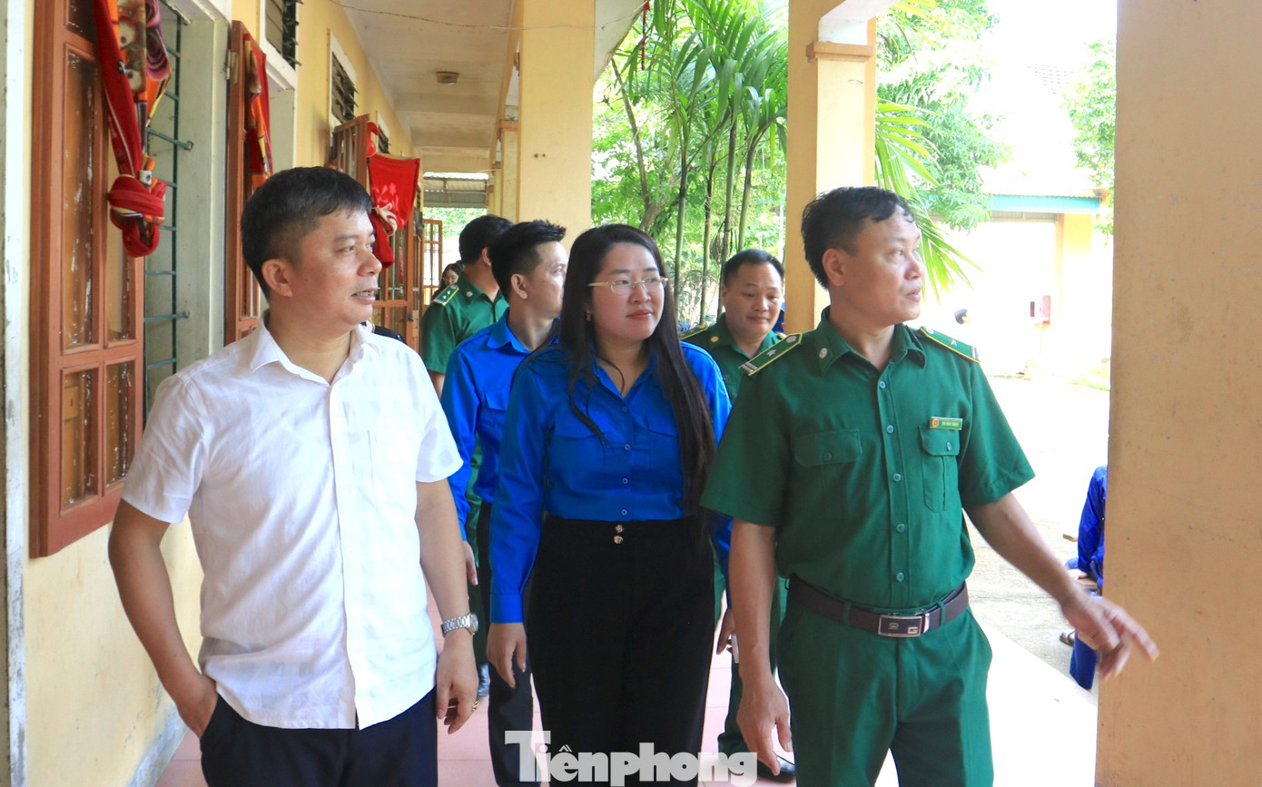 Các đại biểu thăm, kiểm tra cơ sở vật chất, khu nhà ở cho các học viên tại cơ sở cai nghiện.