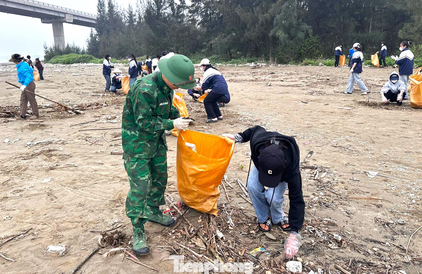 Các chiến sĩ bộ đội cùng đoàn viên thanh niên, các em học sinh khẩn trương thu gom, phân loại rác để đưa đi tiêu hủy. Các chiến sĩ bộ đội cùng đoàn viên thanh niên, các em học sinh khẩn trương thu gom, phân loại rác để đưa đi tiêu hủy.