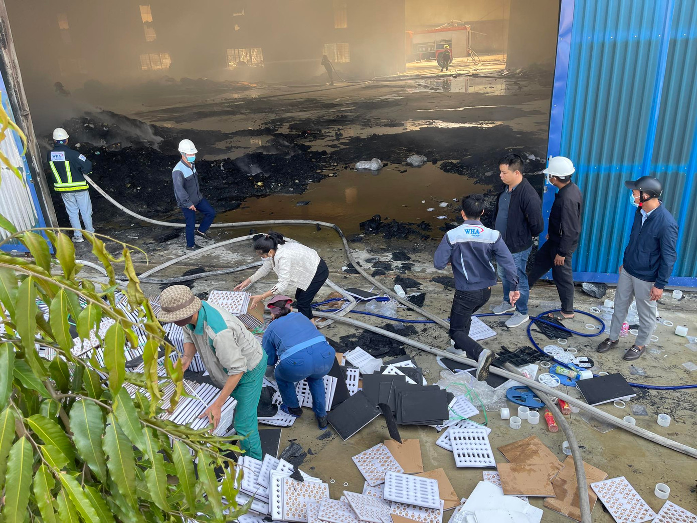 Hiện nguyên nhân vụ hỏa hoạn đang được cơ quan chức năng điều tra làm rõ.