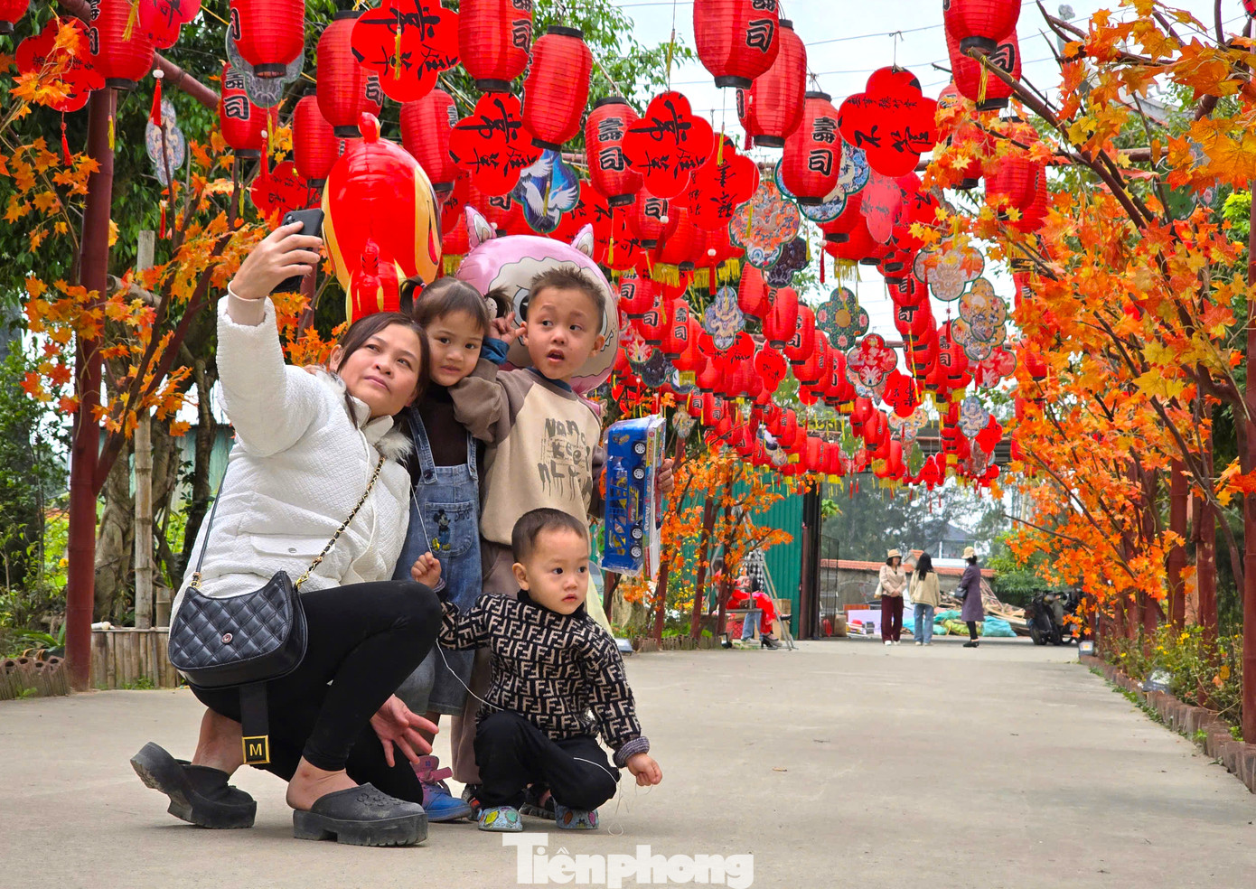 "Đầu năm mới tôi tranh thủ đưa các con đến chùa thắp hương và du xuân. Năm nay chùa thiết kế rất nhiều cây hoa, cảnh đẹp, tạo nên một khung cảnh mùa xuân rực rỡ. Đến với chùa, tôi cảm thấy tinh thần lạc quan để bắt đầu một năm mới tươi đẹp", chị Nguyễn Thị Thương (42 tuổi, trú thành phố Vinh, Nghệ An) chia sẻ. "Đầu năm mới tôi tranh thủ đưa các con đến chùa thắp hương và du xuân. Năm nay chùa thiết kế rất nhiều cây hoa, cảnh đẹp, tạo nên một khung cảnh mùa xuân rực rỡ. Đến với chùa, tôi cảm thấy tinh thần lạc quan để bắt đầu một năm mới tươi đẹp", chị Nguyễn Thị Thương (42 tuổi, trú thành phố Vinh, Nghệ An) chia sẻ.