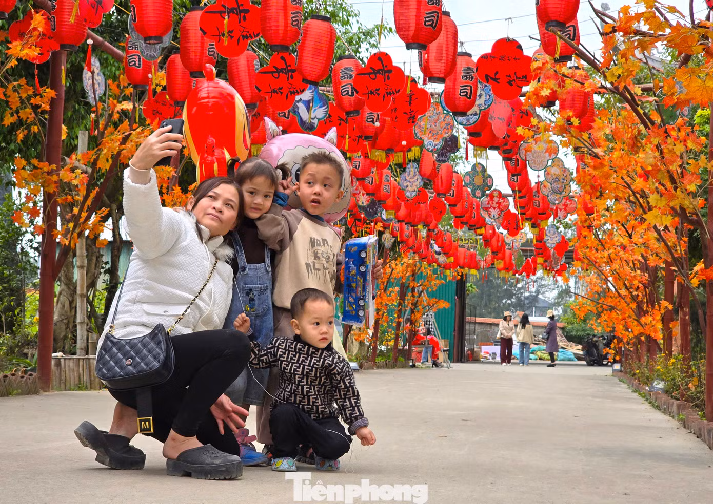"Đầu năm mới tôi tranh thủ đưa các con đến chùa thắp hương và du xuân. Năm nay chùa thiết kế rất nhiều cây hoa, cảnh đẹp, tạo nên một khung cảnh mùa xuân rực rỡ. Đến với chùa, tôi cảm thấy tinh thần lạc quan để bắt đầu một năm mới tươi đẹp", chị Nguyễn Thị Thương (42 tuổi, trú thành phố Vinh, Nghệ An) chia sẻ. "Đầu năm mới tôi tranh thủ đưa các con đến chùa thắp hương và du xuân. Năm nay chùa thiết kế rất nhiều cây hoa, cảnh đẹp, tạo nên một khung cảnh mùa xuân rực rỡ. Đến với chùa, tôi cảm thấy tinh thần lạc quan để bắt đầu một năm mới tươi đẹp", chị Nguyễn Thị Thương (42 tuổi, trú thành phố Vinh, Nghệ An) chia sẻ.