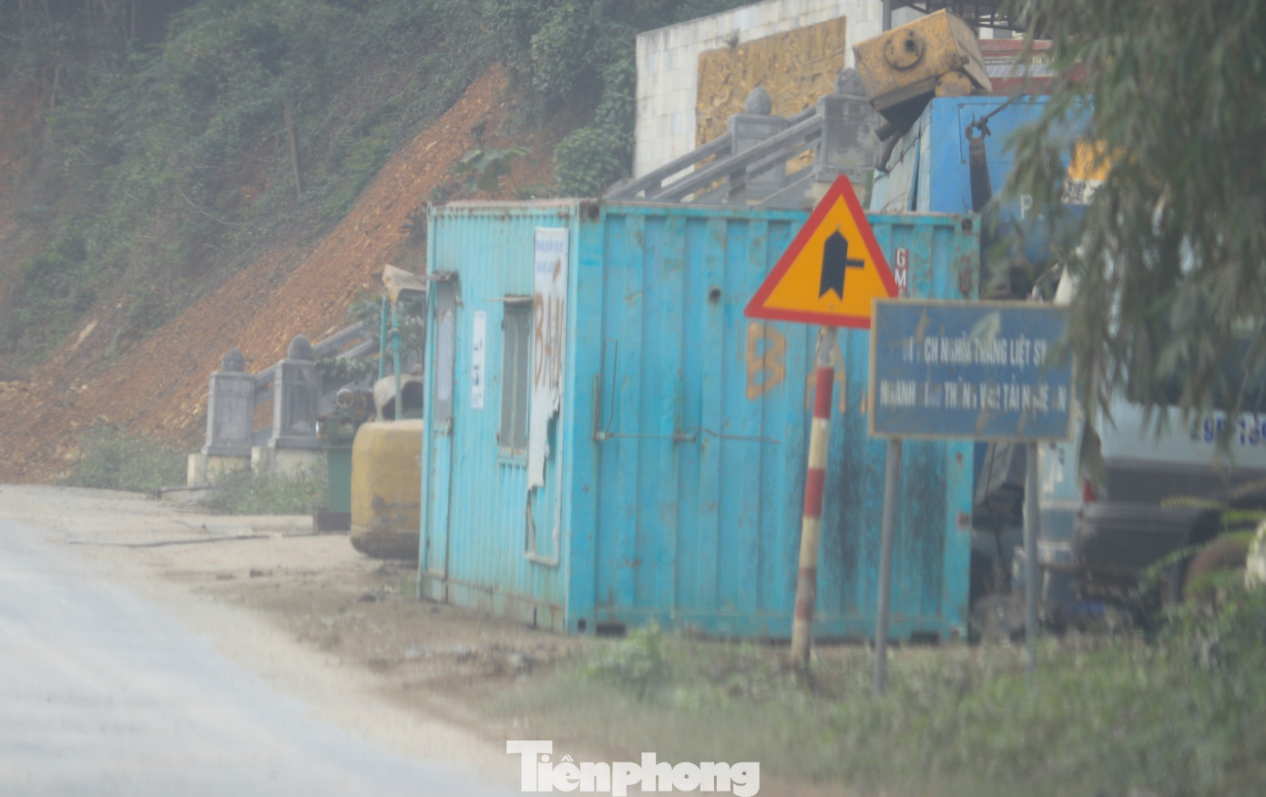 "Toàn xã vẫn còn 28 hộ dân bị ảnh hưởng của dự án chưa chấp thuận phương án bồi thường, hỗ trợ để bàn giao mặt bằng cho đơn vị thi công. Các cơ quan chức năng và địa phương đang tích cực vận động để người dân hiểu và chấp thuận", lãnh đạo xã Mỹ Thành nói và cho biết, có một số cở sở mua bán phế liệu trên địa bàn xã chưa bàn giao mặt bằng còn có hành vi lấn chiếm hành lang an toàn giao thông quốc lộ 7. Phía xã đã nhiều lần kiểm tra, xử phạt. Tuy nhiên các cơ sở này vẫn tiếp tục vi phạm.