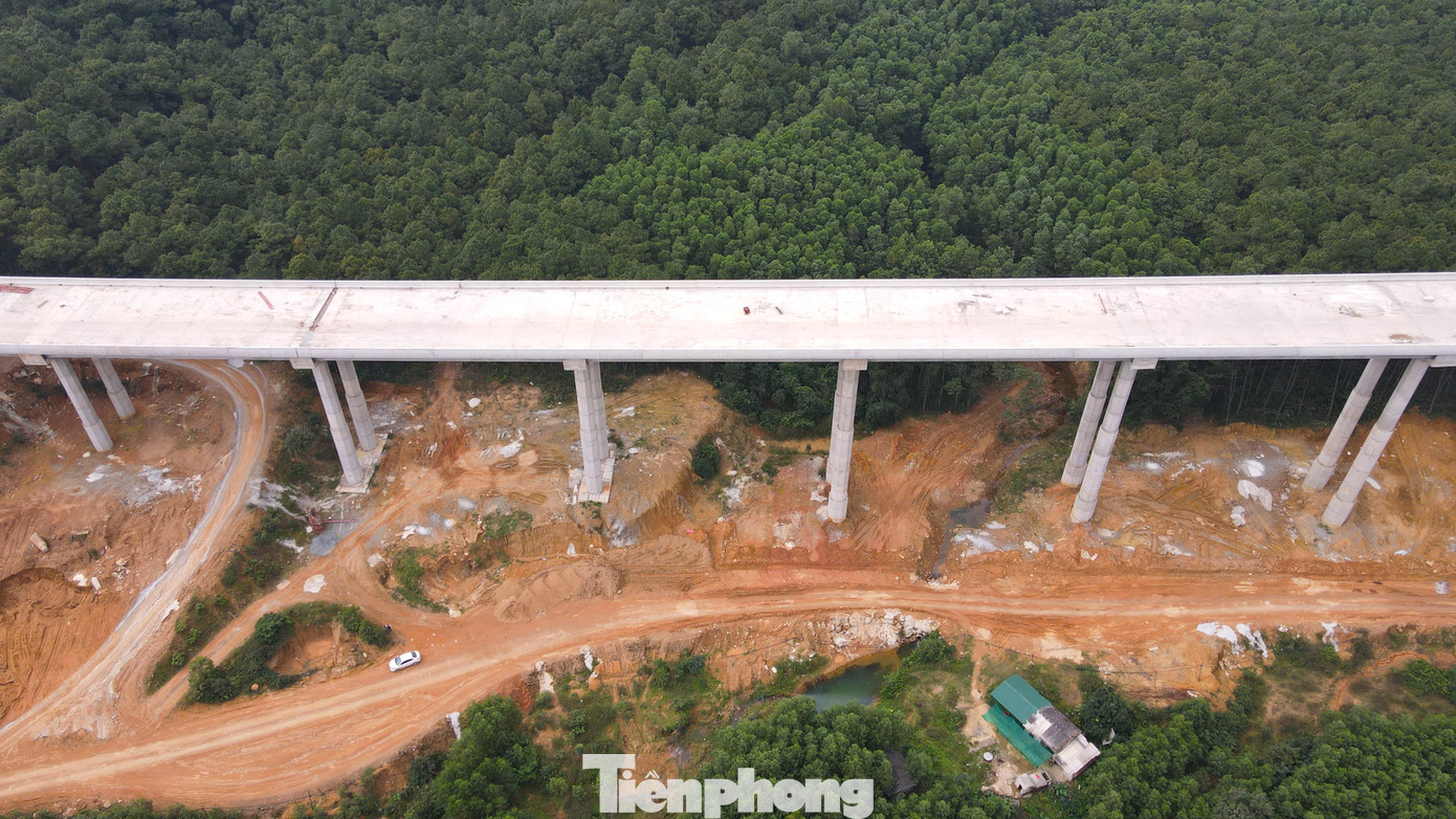 Giai đoạn đầu, dự án có 4 làn xe, bề rộng nền đường 17m, riêng các đoạn nền đường đào sâu đắp cao có bề rộng nền đường 32,25m. Giai đoạn hoàn chỉnh, dự án sẽ được đầu tư quy mô 6 làn xe, bề rộng nền đường 32,25m.