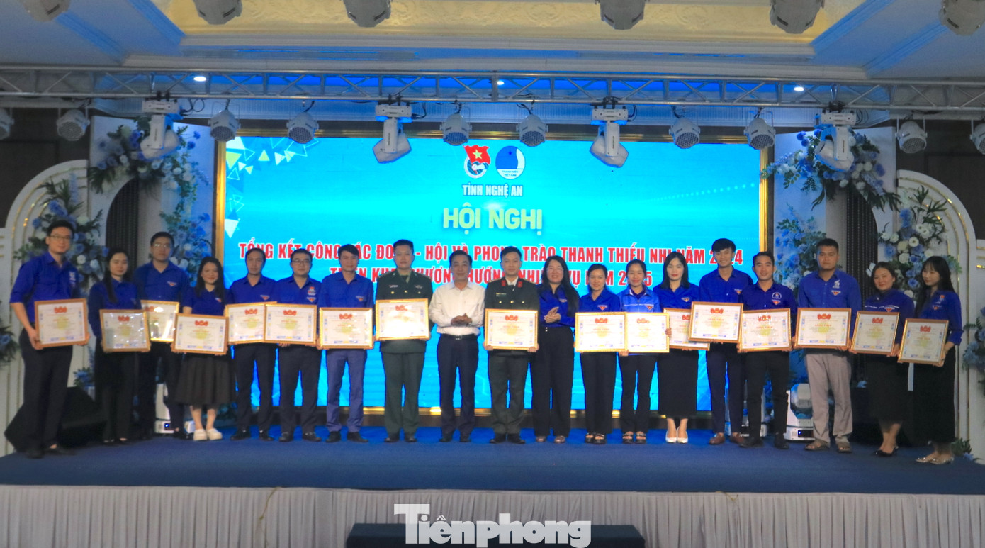 Tại Hội nghị, Ban Chấp hành Tỉnh Đoàn tặng Bằng khen cho 34 đơn vị Đoàn cấp huyện và đơn vị sự nghiệp hoàn thành tốt nhiệm vụ trong năm 2024; tặng Bằng khen cho các tập thể, cá nhân cấp cơ sở có thành tích xuất sắc trong năm 2024.