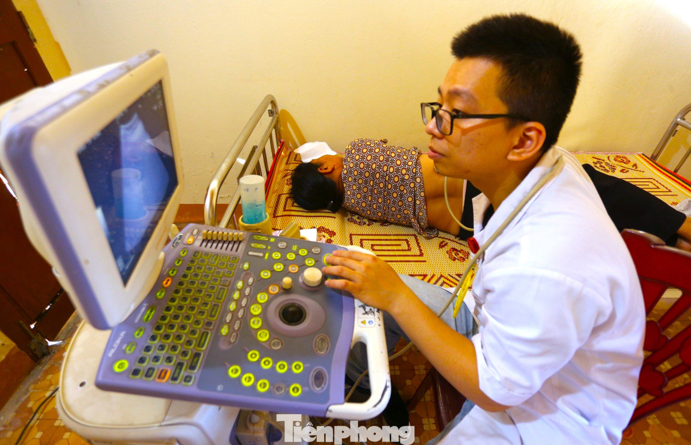 Người dân được các y, bác sỹ siêu âm, điện tim...