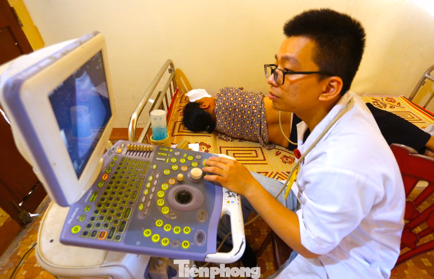 Người dân được các y, bác sỹ siêu âm, điện tim...