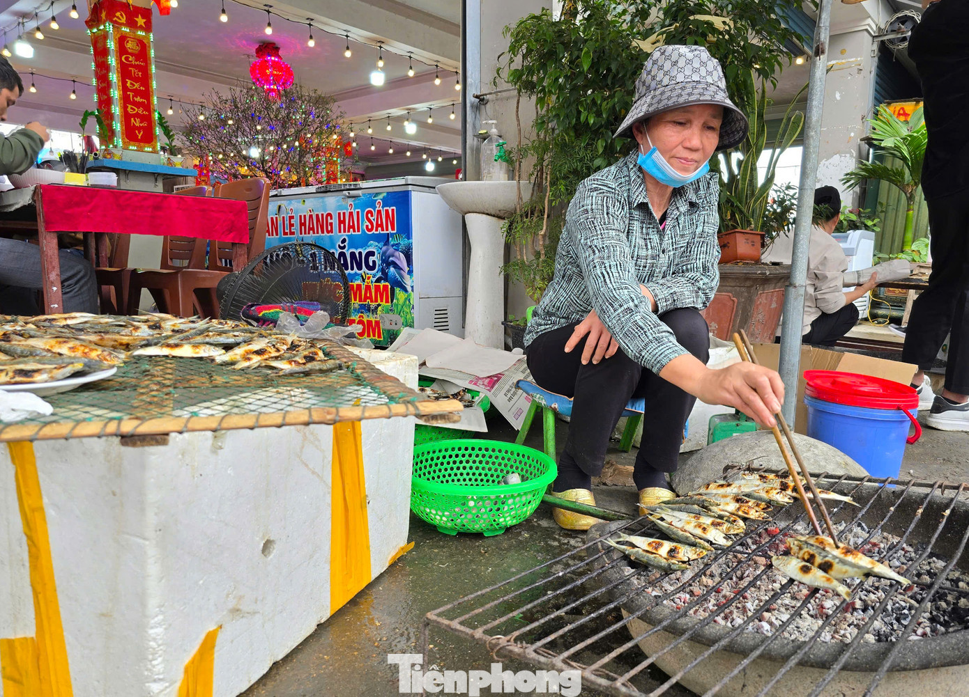 Bà Nguyễn Thị Xuân (63 tuổi, trú phường Quỳnh Phương) cho biết, dịp đầu năm mới đông du khách nên bà phải thuê thêm người về nướng cá bán. Có những ngày, du khách ăn đông nên thợ nướng không kịp phục vụ.