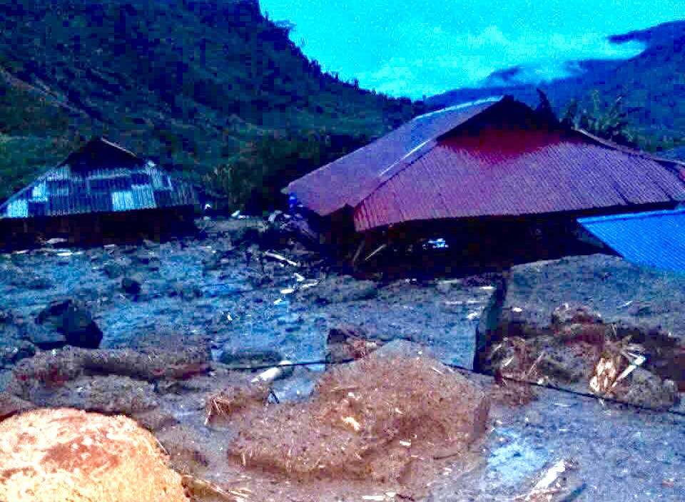 Ngay trong đêm, chính quyền địa phương đã đến sơ tán các hộ dân sống ở vùng xung yếu đến nơi an toàn.