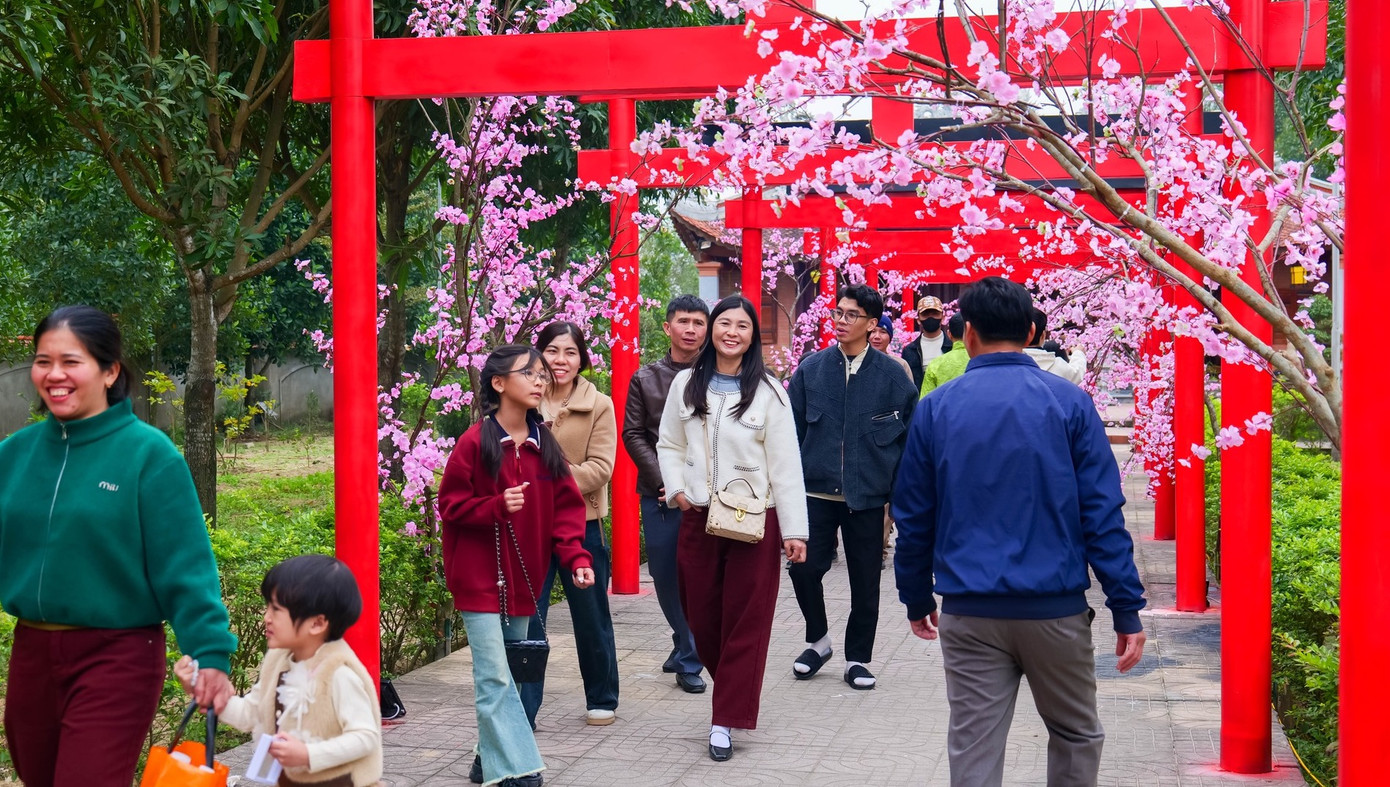 Trong khuôn viên trang nghiêm, nhà chùa đã thiết kế nhiều tiểu cảnh đẹp rực rỡ của mùa xuân để du khách về tham quan, vãn cảnh. Trong khuôn viên trang nghiêm, nhà chùa đã thiết kế nhiều tiểu cảnh đẹp rực rỡ của mùa xuân để du khách về tham quan, vãn cảnh.