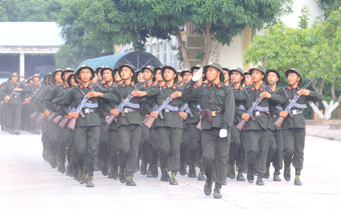 Các chiến sỹ thực hiện nghi thức duyệt binh.