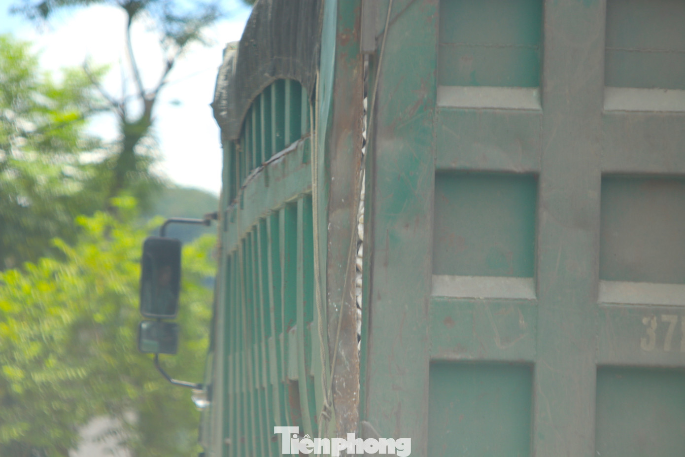 Những chiếc xe chở đầy đá có dấu hiệu quá khổ, quá tải, thùng xe như muốn "nứt ra" lộ cả đá trắng bên trong.