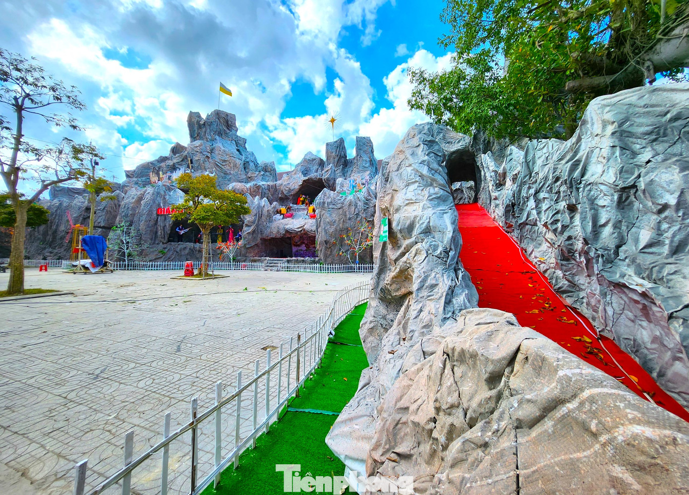 Sau 40 ngày xây dựng, hiện hang đá đã được hoàn thiện. Hang có chiều cao 22 m, chiều ngang rộng 70 m, sâu hơn 20 m. Sau 40 ngày xây dựng, hiện hang đá đã được hoàn thiện. Hang có chiều cao 22 m, chiều ngang rộng 70 m, sâu hơn 20 m.