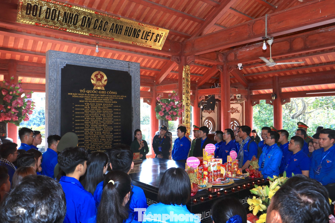 Dâng hoa, dâng hương trước anh linh các anh hùng liệt sĩ, các đại biểu đã tưởng niệm và bày tỏ lòng thành kính, cảm phục, tri ân sâu sắc đối với các chị, các anh, những người anh hùng đã hy sinh vì độc lập tự do của Tổ quốc. Cuộc đời và sự nghiệp của các chị, các anh mãi mãi là tấm gương sáng để thế hệ trẻ hôm nay và mai sau học tập, noi theo. Dâng hoa, dâng hương trước anh linh các anh hùng liệt sĩ, các đại biểu đã tưởng niệm và bày tỏ lòng thành kính, cảm phục, tri ân sâu sắc đối với các chị, các anh, những người anh hùng đã hy sinh vì độc lập tự do của Tổ quốc. Cuộc đời và sự nghiệp của các chị, các anh mãi mãi là tấm gương sáng để thế hệ trẻ hôm nay và mai sau học tập, noi theo.