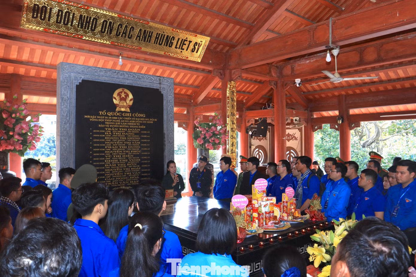 Dâng hoa, dâng hương trước anh linh các anh hùng liệt sĩ, các đại biểu đã tưởng niệm và bày tỏ lòng thành kính, cảm phục, tri ân sâu sắc đối với các chị, các anh, những người anh hùng đã hy sinh vì độc lập tự do của Tổ quốc. Cuộc đời và sự nghiệp của các chị, các anh mãi mãi là tấm gương sáng để thế hệ trẻ hôm nay và mai sau học tập, noi theo.