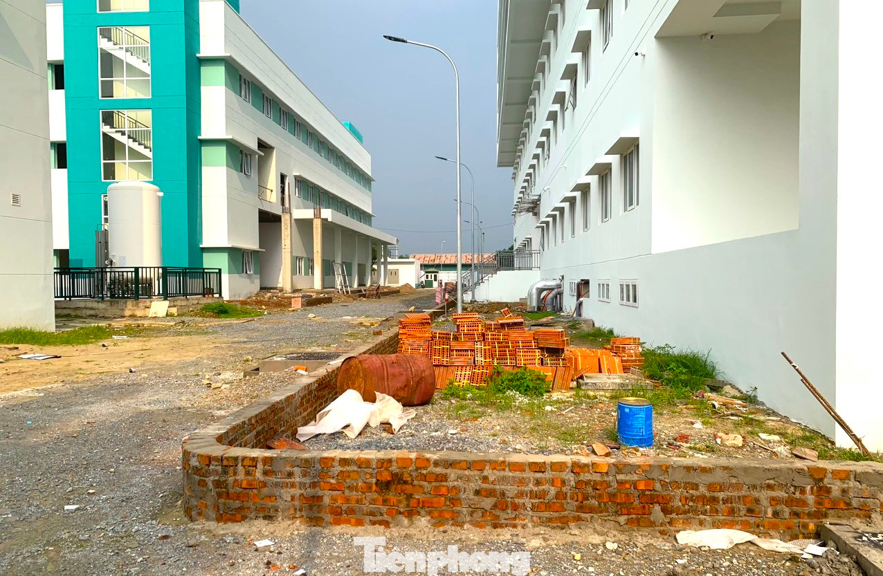 Bên ngoài gạch, vật liệu được tập kết ngổn ngang. Nhiều tuyến đường nội bộ chưa được xây dựng hoàn thiện.