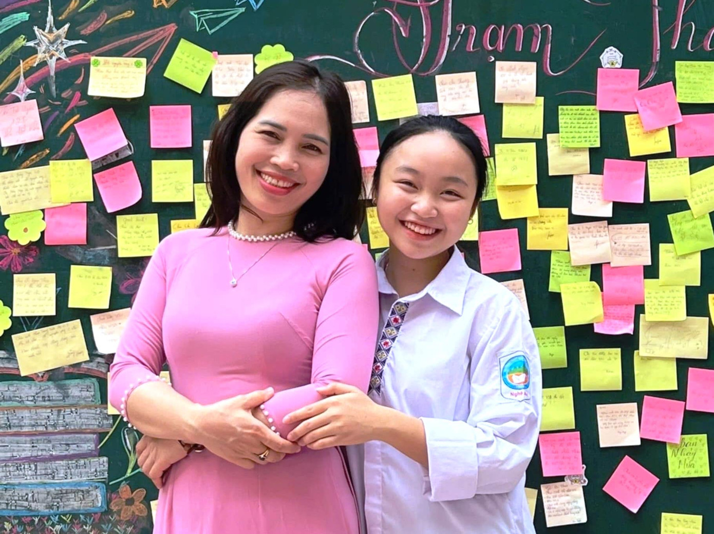 Lô Huyền Trang bên cô giáo chủ nhiệm cấp 3.