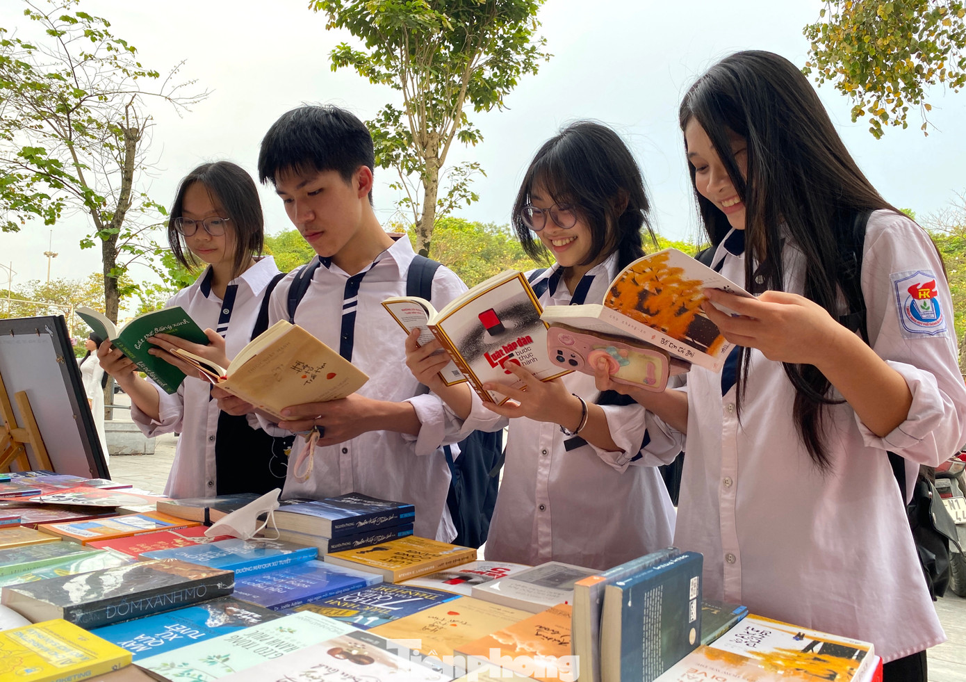 Các em học sinh thích thú khi được cầm trên tay những cuốn sách hay.