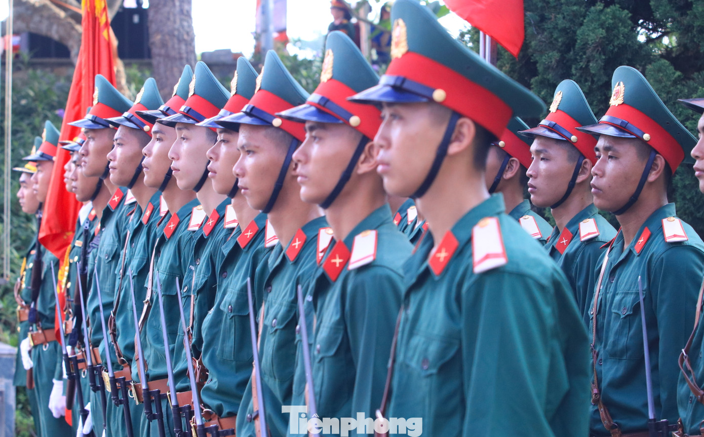 Đội tiêu binh, các cán bộ chiến sĩ và đoàn viên thanh niên tình nguyện đã có mặt từ sớm để sẵn sàng thực hiện các nghi thức của buổi lễ.
