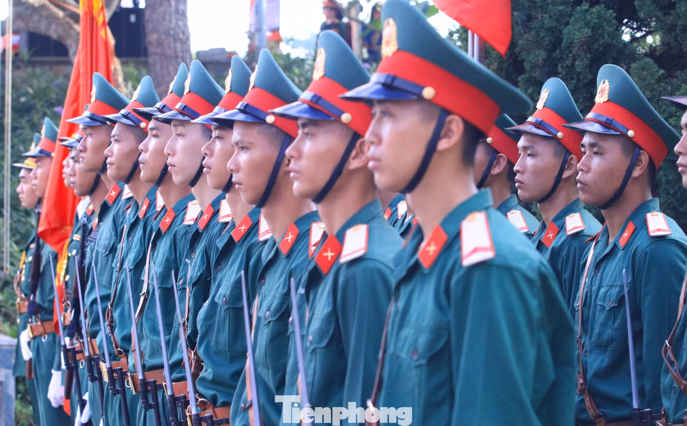 Đội tiêu binh, các cán bộ chiến sĩ và đoàn viên thanh niên tình nguyện đã có mặt từ sớm để sẵn sàng thực hiện các nghi thức của buổi lễ.