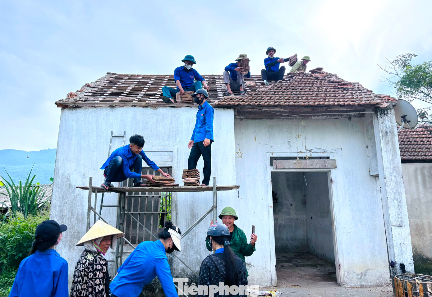 Tại xã Nam Thái (huyện Nam Đàn, Nghệ An), các đoàn viên đã hỗ trợ dỡ nhà, vật chất giúp hộ gia đình ông Nguyễn Kỳ Sáng (trú xóm Hồng Sơn) bị ảnh hưởng tại khoảng cột điện 335-336. Tại xã Nam Thái (huyện Nam Đàn, Nghệ An), các đoàn viên đã hỗ trợ dỡ nhà, vật chất giúp hộ gia đình ông Nguyễn Kỳ Sáng (trú xóm Hồng Sơn) bị ảnh hưởng tại khoảng cột điện 335-336.