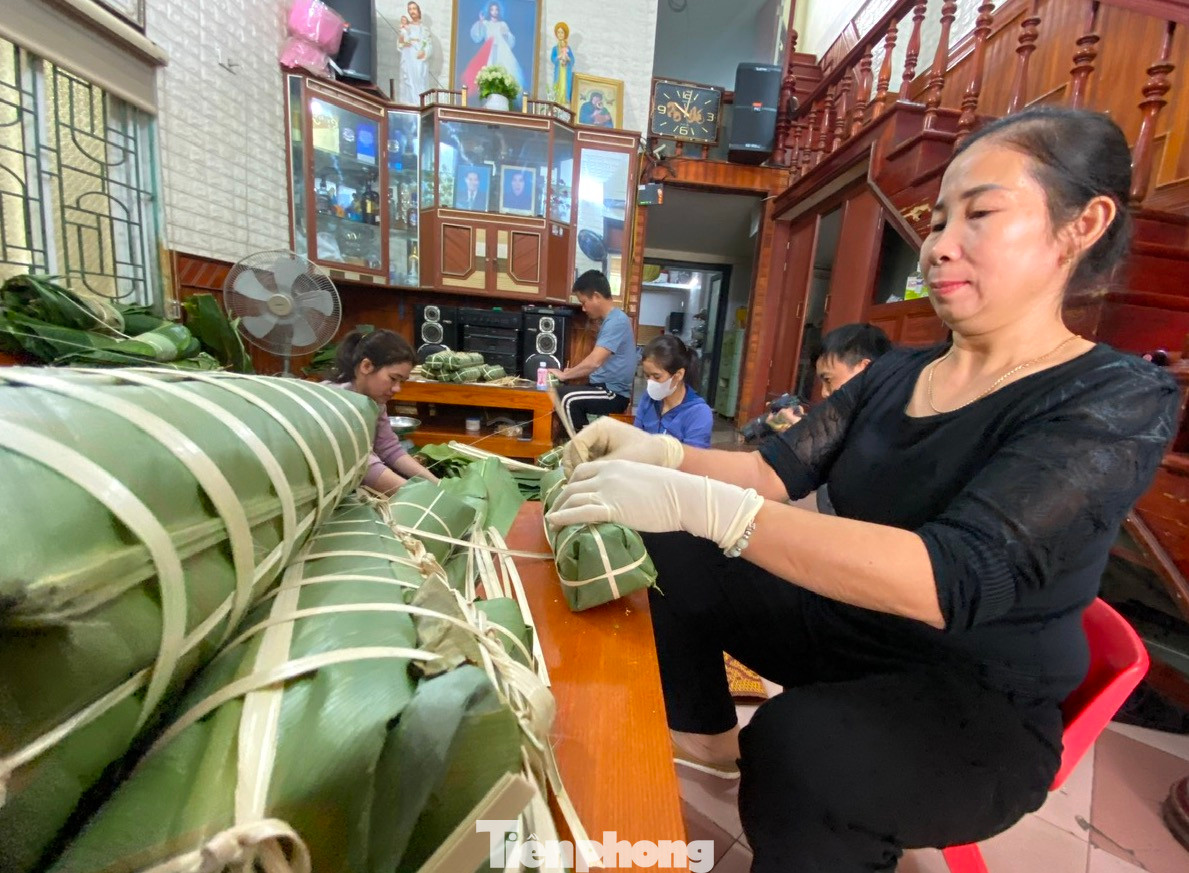 Dịp Tết Ất Tỵ 2025, cơ sở bánh Khánh Châu của bà Hoàng Thị Châu (51 tuổi) nhận gói 15 nghìn chiếc bánh. Trong đó cao điểm từ ngày 20-29 tháng Chạp gói khoảng 10 nghìn chiếc bánh.