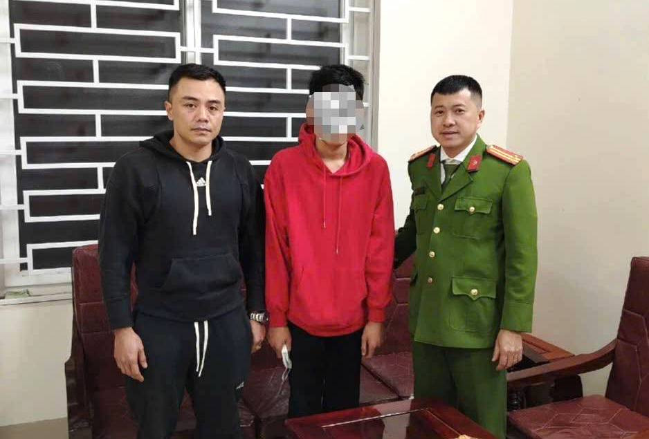 Người thân sau đó đã đến công an phường để đón cháu bé về nhà. Người thân sau đó đã đến công an phường để đón cháu bé về nhà.