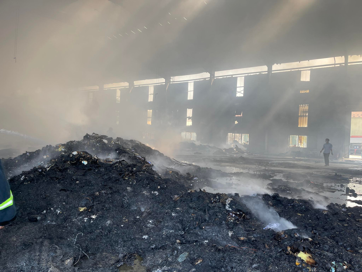 Nhà xưởng đang xây dựng nên bên trong có nhiều giấy loại, túi bóng khiến đám cháy bùng phát lớn.