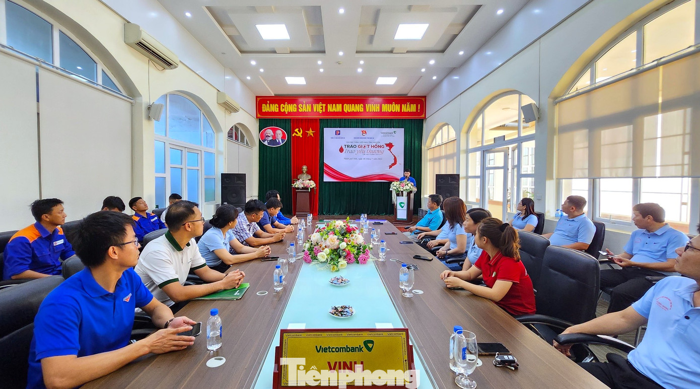 Sáng 6/7, Đoàn Khối Doanh nghiệp tỉnh Nghệ An phối hợp với ngân hàng Vietcombank chi nhánh thành phố Vinh và Công ty Xăng dầu Nghệ An tổ chức chương trình Ngày hội hiến máu tình nguyện năm 2024 - Trao Giọt hồng - Trao yêu thương. Chương trình nằm trong hoạt động công tác Đoàn và phong trào thanh thiếu niên năm 2024 của Đoàn Khối Doanh nghiệp tỉnh Nghệ An. Sáng 6/7, Đoàn Khối Doanh nghiệp tỉnh Nghệ An phối hợp với ngân hàng Vietcombank chi nhánh thành phố Vinh và Công ty Xăng dầu Nghệ An tổ chức chương trình Ngày hội hiến máu tình nguyện năm 2024 - Trao Giọt hồng - Trao yêu thương. Chương trình nằm trong hoạt động công tác Đoàn và phong trào thanh thiếu niên năm 2024 của Đoàn Khối Doanh nghiệp tỉnh Nghệ An.