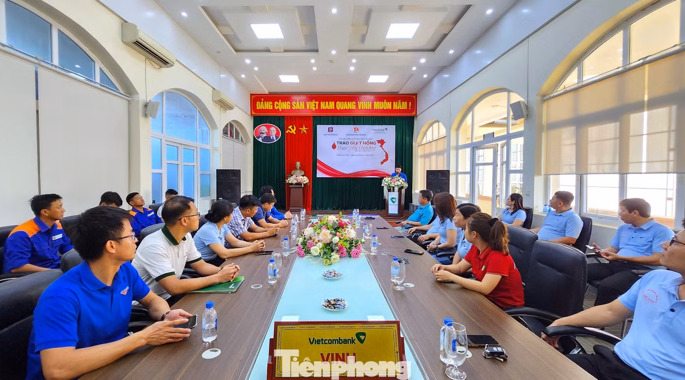 Sáng 6/7, Đoàn Khối Doanh nghiệp tỉnh Nghệ An phối hợp với ngân hàng Vietcombank chi nhánh thành phố Vinh và Công ty Xăng dầu Nghệ An tổ chức chương trình Ngày hội hiến máu tình nguyện năm 2024 - Trao Giọt hồng - Trao yêu thương. Chương trình nằm trong hoạt động công tác Đoàn và phong trào thanh thiếu niên năm 2024 của Đoàn Khối Doanh nghiệp tỉnh Nghệ An.