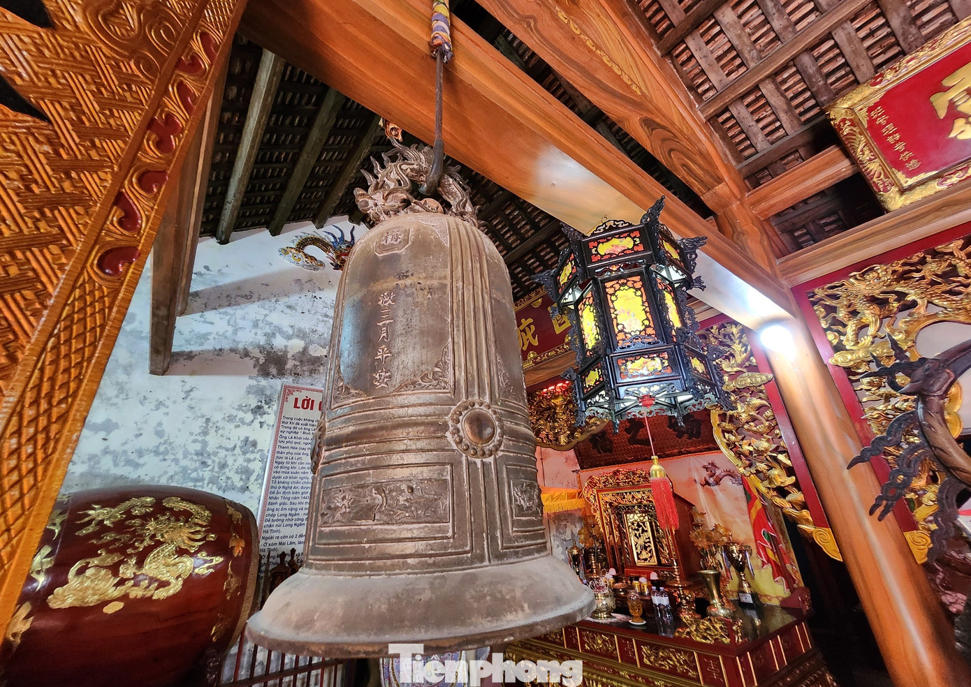 Hiện đền có khuôn viên rộng, thoáng đãng, là cơ sở tốt phục vụ các kỳ lễ nghi truyền thống. Đền còn lưu giữ ngôi trung điện nguyên bản và nhiều đồ tế khí cổ có giá trị như hương án, bàn thờ, câu đối, đại tự, long ngai, bài vị, lư hương, mâm cỗ bồng... được các nghệ nhân xưa chạm trổ tỉ mỉ, kỹ thuật đạt đến trình độ cao, tạo nên những bức tranh đẹp mắt, sinh động. Hiện đền có khuôn viên rộng, thoáng đãng, là cơ sở tốt phục vụ các kỳ lễ nghi truyền thống. Đền còn lưu giữ ngôi trung điện nguyên bản và nhiều đồ tế khí cổ có giá trị như hương án, bàn thờ, câu đối, đại tự, long ngai, bài vị, lư hương, mâm cỗ bồng... được các nghệ nhân xưa chạm trổ tỉ mỉ, kỹ thuật đạt đến trình độ cao, tạo nên những bức tranh đẹp mắt, sinh động.