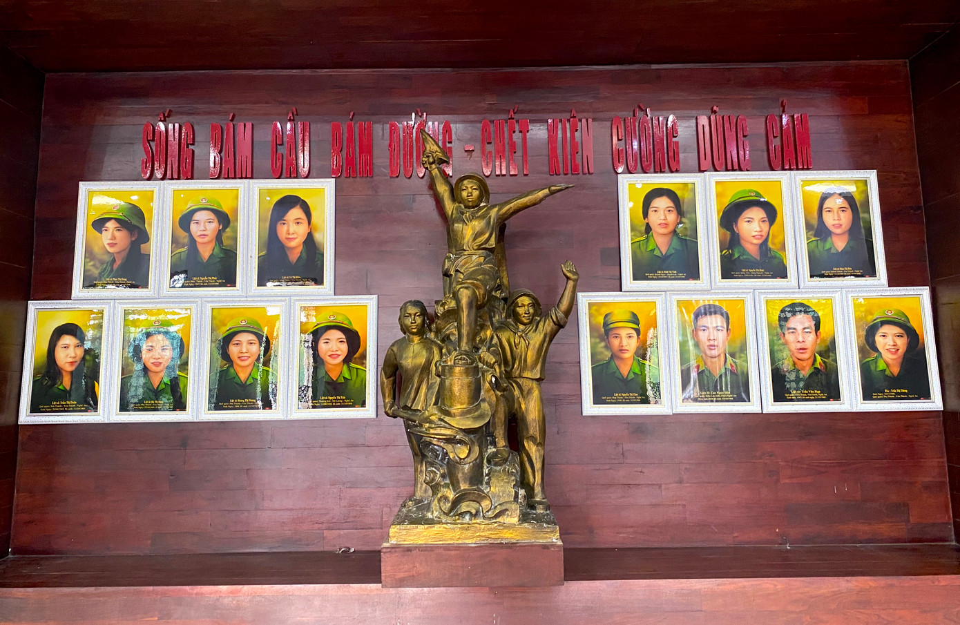 6h10 rạng sáng 31/10/1968, 13 chiến sĩ TNXP (11 nữ, 2 nam) thuộc tiểu đội 2 của Đại đội 317, Đội 6, Tổng đội TNXP Nghệ An đã anh dũng hy sinh. 6h10 rạng sáng 31/10/1968, 13 chiến sĩ TNXP (11 nữ, 2 nam) thuộc tiểu đội 2 của Đại đội 317, Đội 6, Tổng đội TNXP Nghệ An đã anh dũng hy sinh.