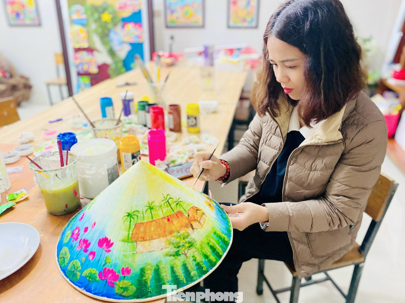 Được biết, trong cuộc triển lãm tranh "Tự hào một dải non sông" tại chương trình Lễ khởi động Tháng Thanh niên năm 2024 do T.Ư Đoàn tổ chức tại Khu Di tích lịch sử Truông Bồn (Đô Lương, Nghệ An) vào cuối tháng 2 vừa qua, có nhiều bức tranh triển lãm do nhóm của cô Vân vẽ.