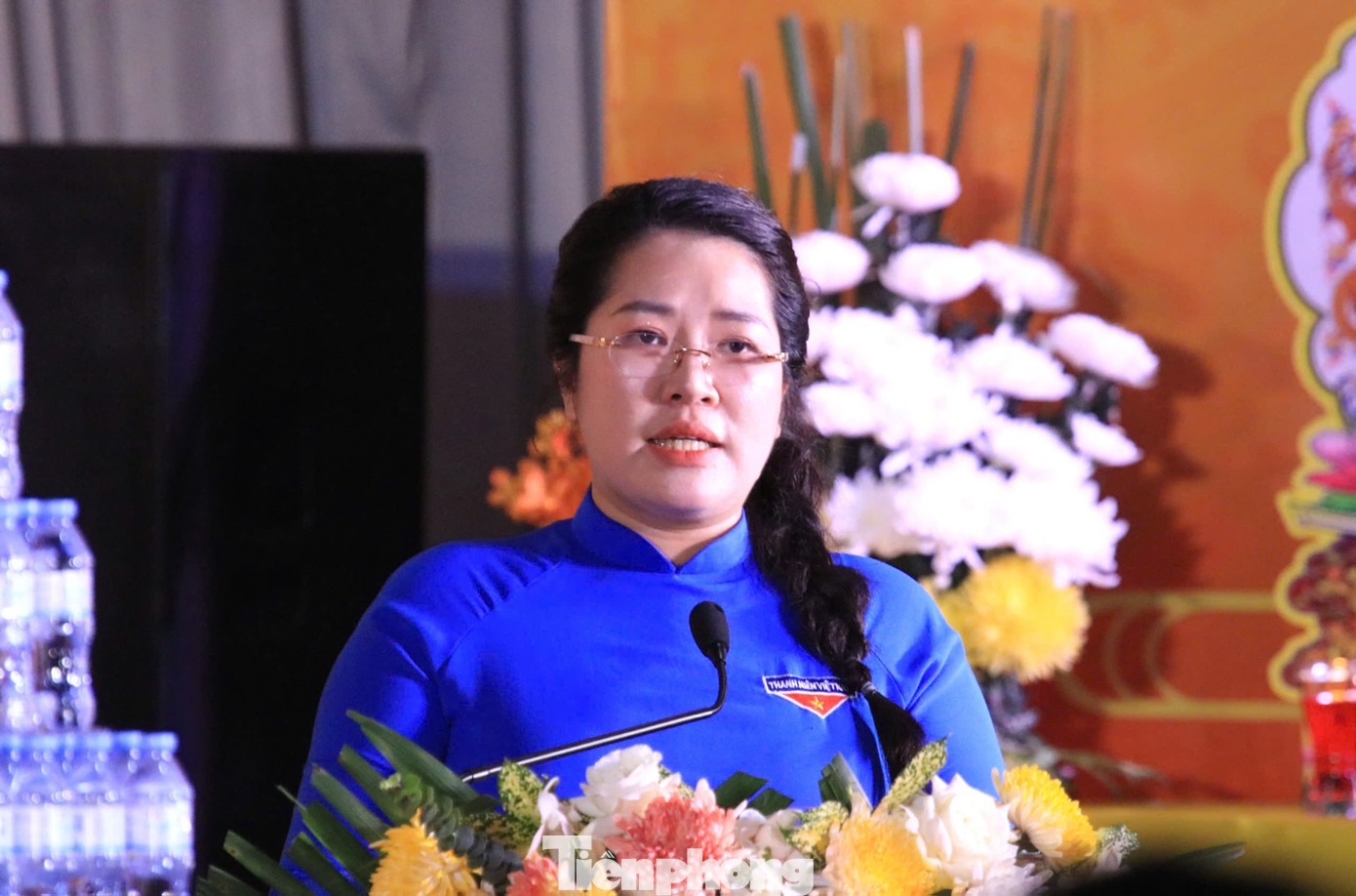 &quot;Lễ tưởng niệm các Anh hùng Liệt sỹ hy sinh tại Truông Bồn là hoạt động ý nghĩa để bày tỏ tấm lòng thành kính, tri ân sâu sắc đối với các anh hùng liệt sỹ đã anh dũng hy sinh vì sự nghiệp đấu tranh giành độc lập, tự do của dân tộc. Để thế hệ hôm nay đặc biệt là thế hệ trẻ soi rọi lại mình, nguyện phấn đấu cho sự nghiệp xây dựng và bảo vệ Tổ quốc và sống xứng đáng hơn với sự hy sinh to lớn của các anh, các chị&quot;, chị Nguyễn Thị Phương Thúy - Bí thư Tỉnh Đoàn Nghệ An phát biểu khai mạc buổi lễ tưởng niệm các anh hùng liệt sỹ hy sinh tại Truông Bồn.