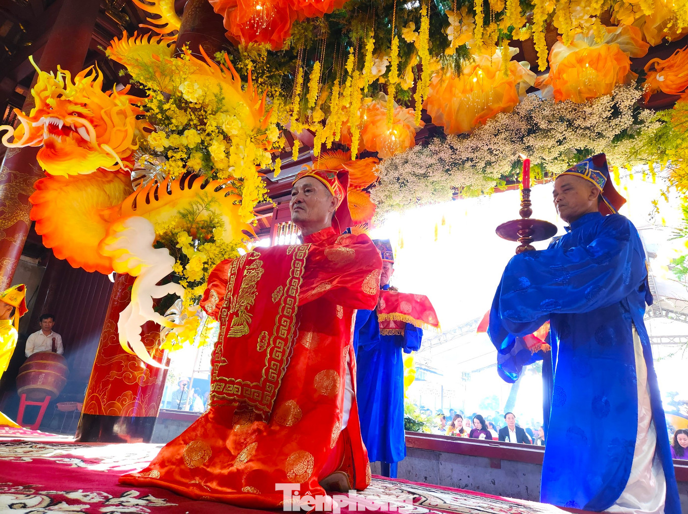 Phía bên trong đền, đội nghi lễ tiến hành các nghi thức lễ đại tế.